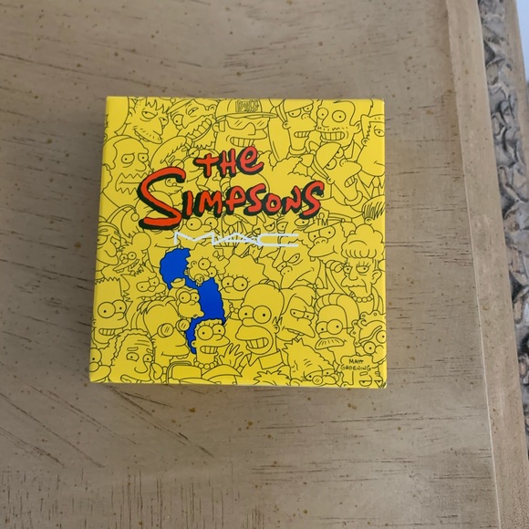 Mac Marge Simpson blush NIB, NWT - Picture 2 of 3